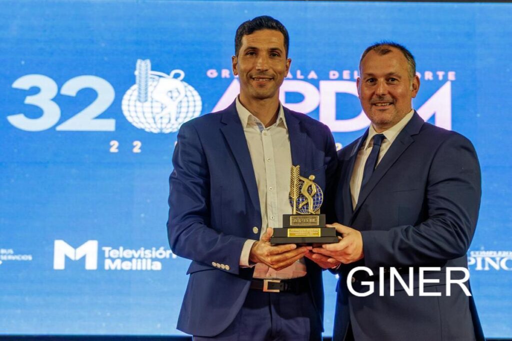 Edu Calderay recibiendo un premio en la Gala del Deporte APDM 2025