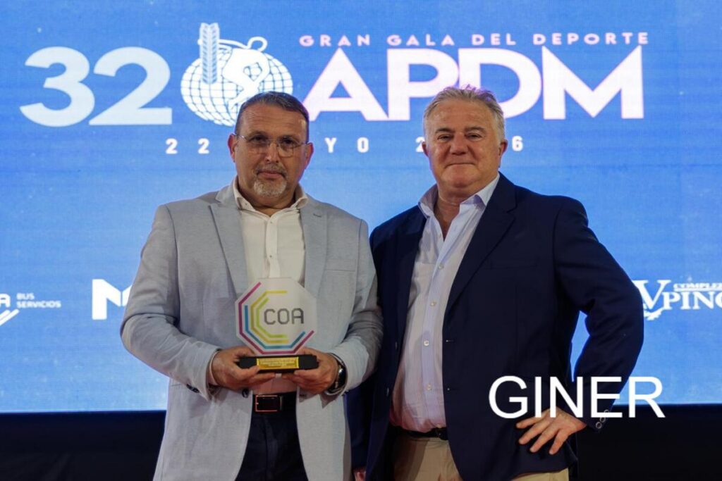 Dos hombres en la Gran Gala del Deporte de Melilla con un premio
