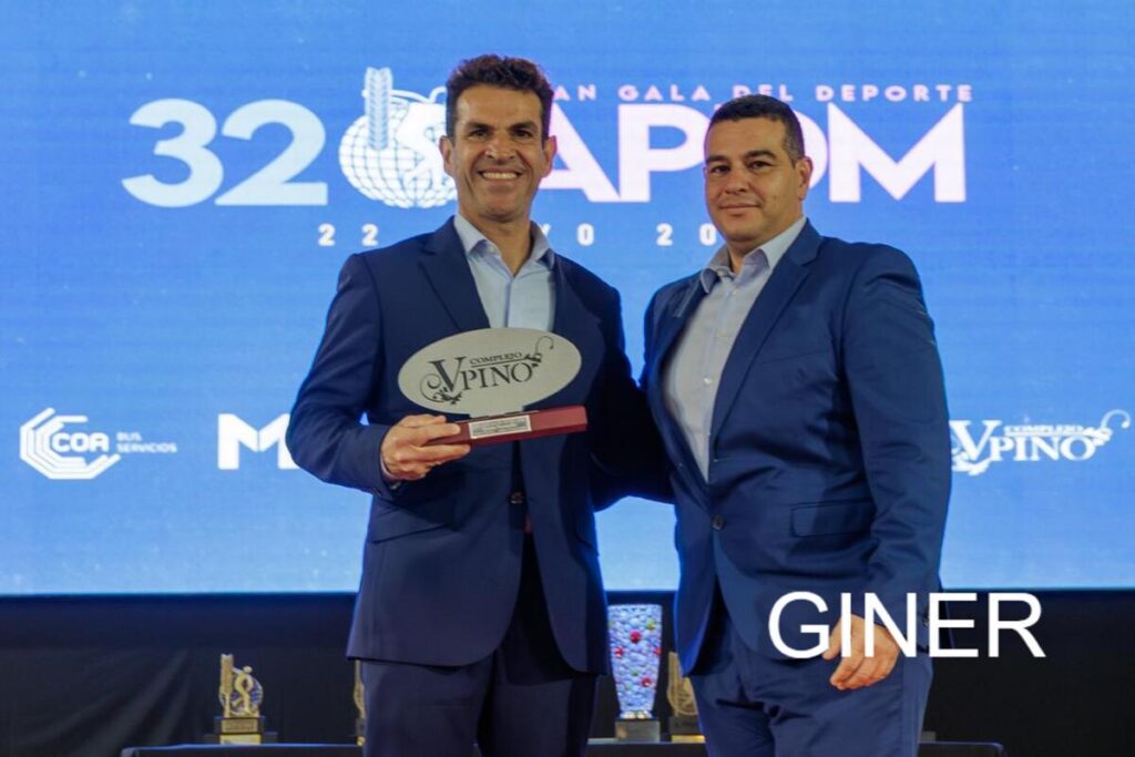 Edu Calderay recibiendo un premio en la Gala del Deporte de Melilla