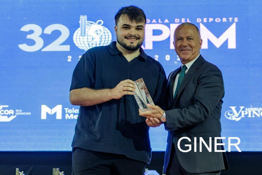 Edu Calderay recibiendo un premio en la Gala del Deporte de Melilla