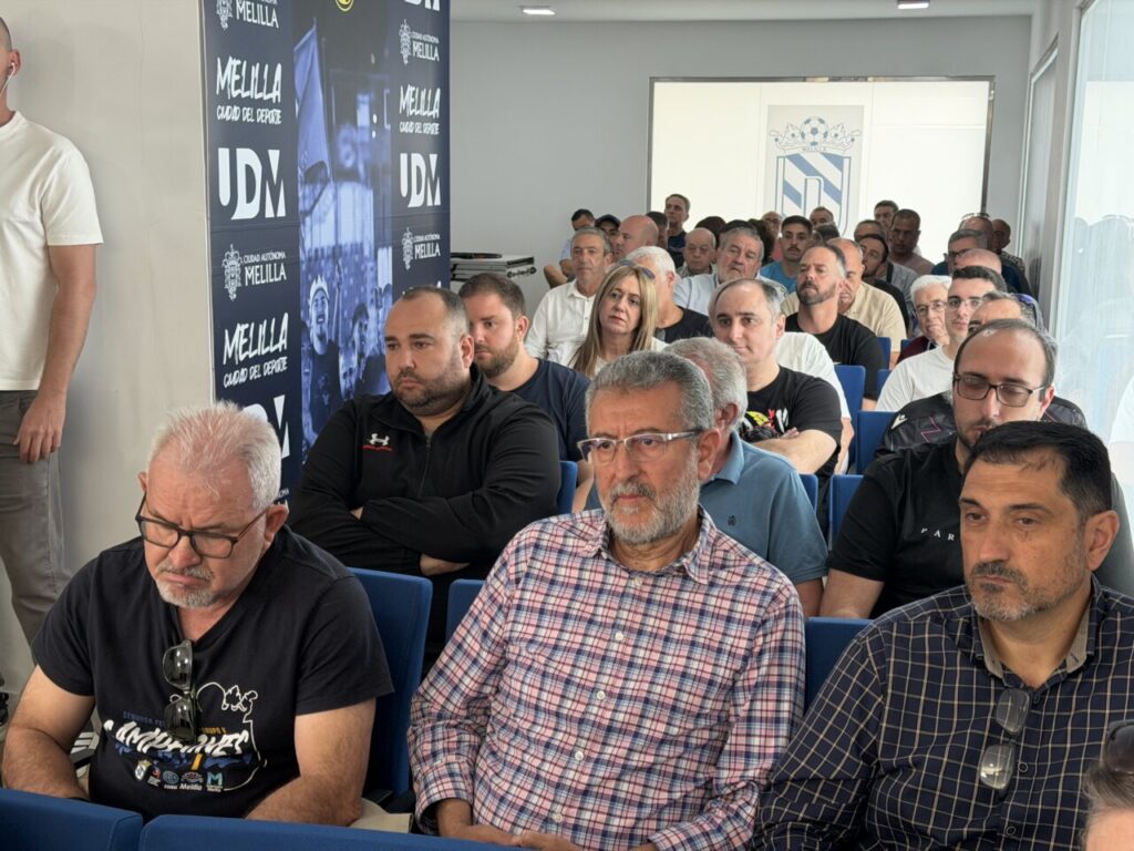 Asamblea de la U.D. Melilla con aficionados y directivos presentes