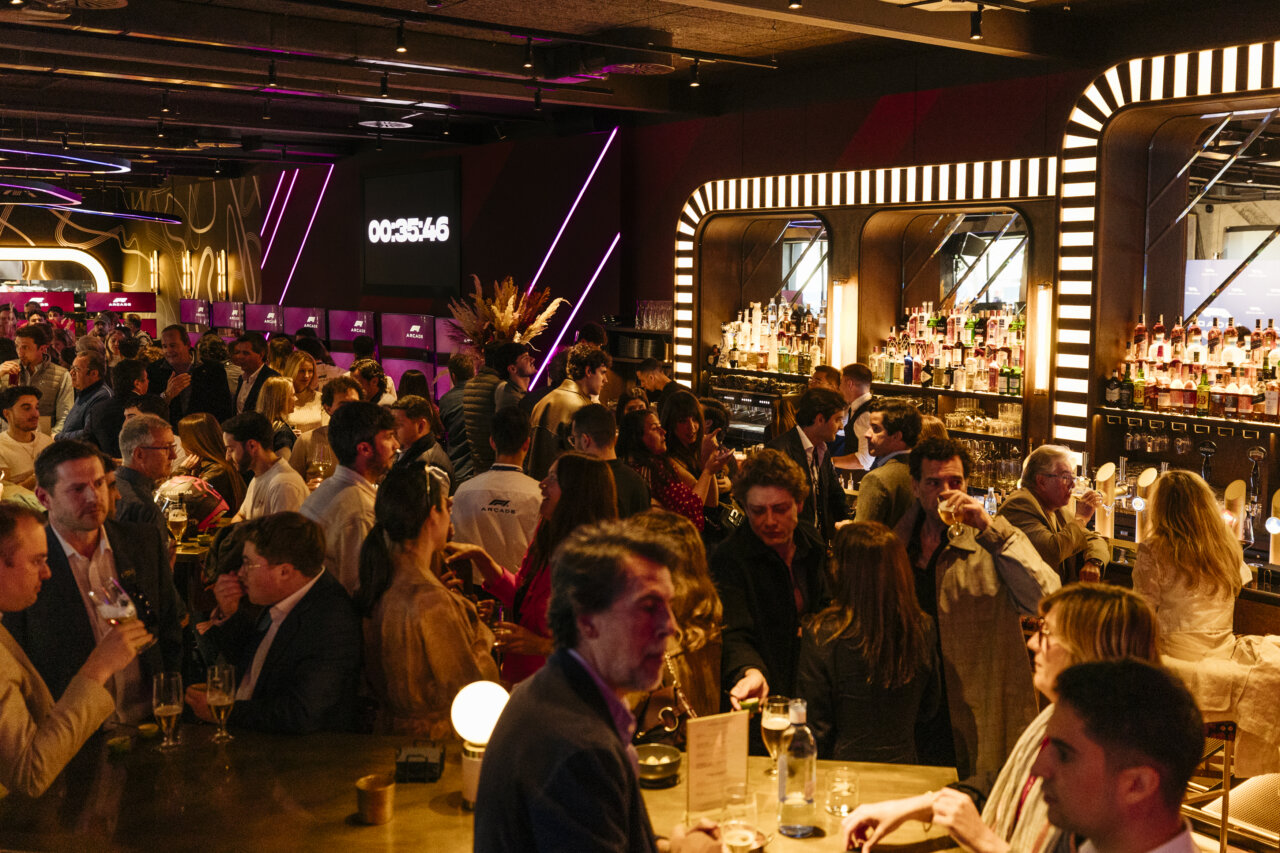 Multitud de personas en un bar durante el evento Arcade F1 en Madrid