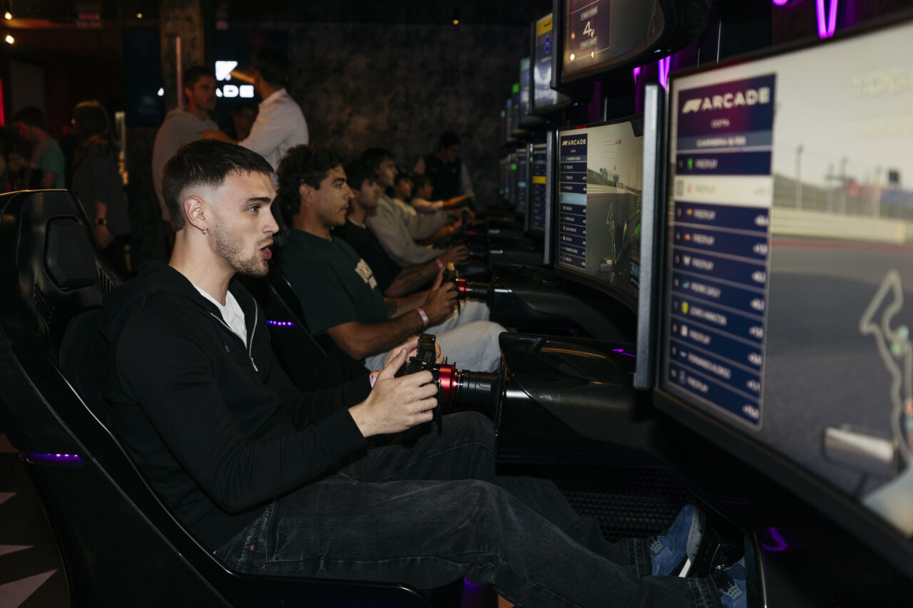 Personas disfrutando de simuladores en F1 Arcade en Madrid