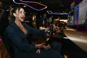 Mujer disfrutando de un simulador de carreras en F1 Arcade Madrid