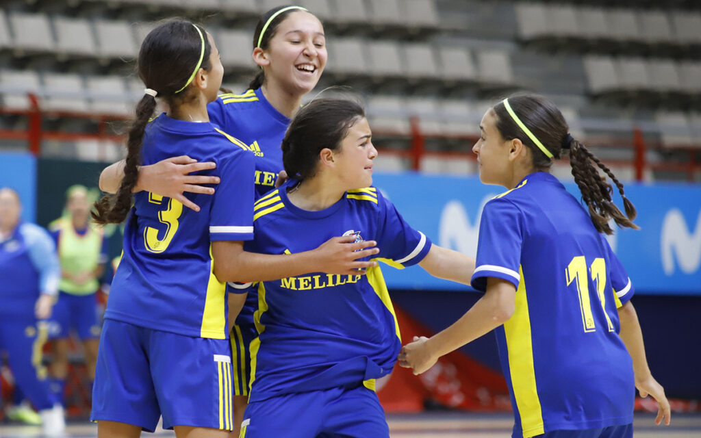 Jugadoras del equipo femenino de Melilla celebrando un gol en el campeonato