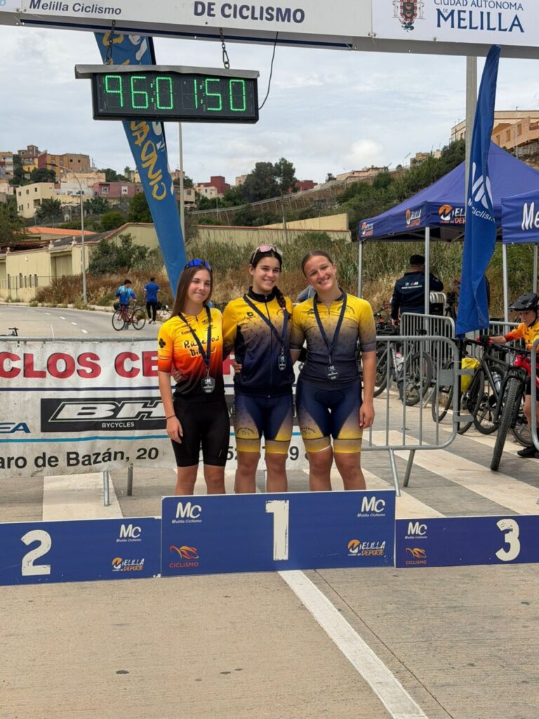 Tres ciclistas en el podio del GP Orbea en Melilla