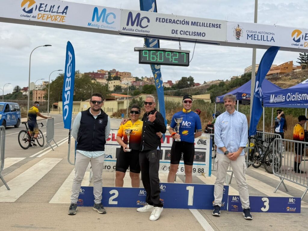 Ganadores del GP Orbea-Ciclos Central en Melilla con trofeos