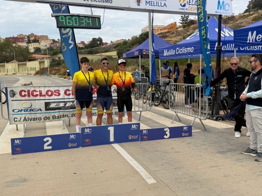 Tres ciclistas en el podio del GP Orbea-Ciclos Central en Melilla