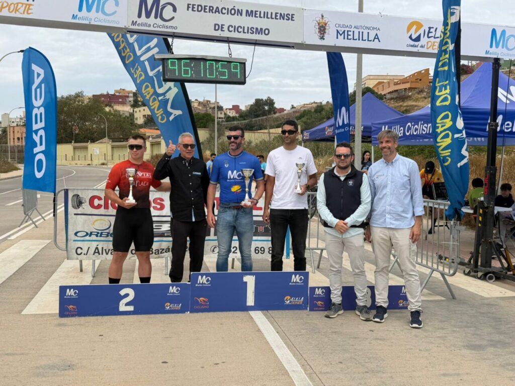 Ganadores del GP Orbea-Ciclos Central en Melilla con trofeos