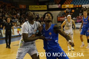 Jugadores del Club Melilla Baloncesto en un partido de baloncesto