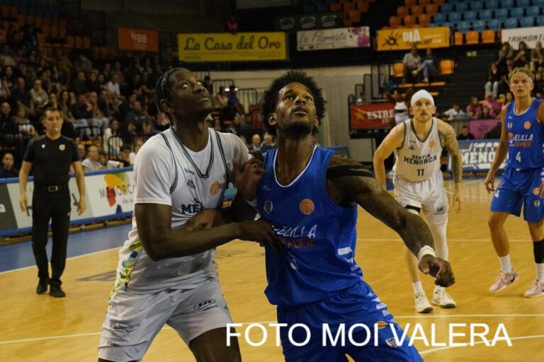 Jugadores del Club Melilla Baloncesto en un partido de baloncesto
