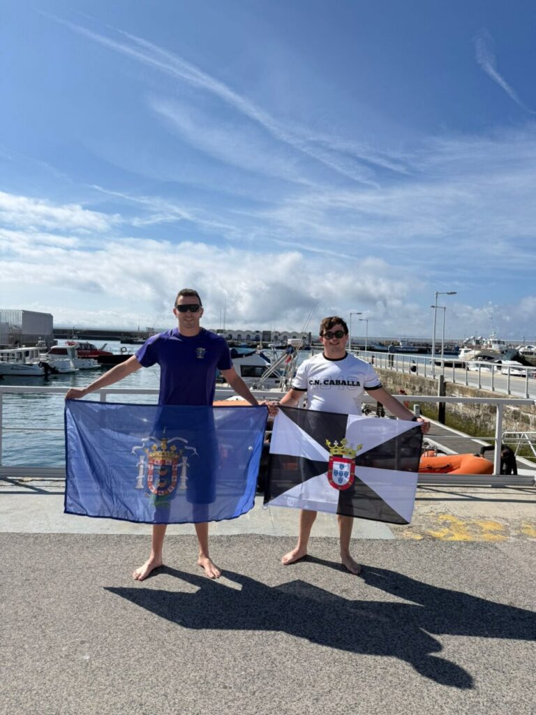 Miguel Ángel Rozas y compañero sosteniendo banderas tras el cruce del Estrecho