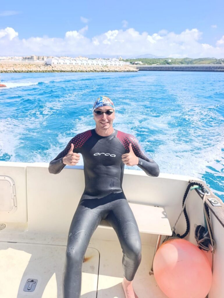 Nadador Miguel Ángel Rozas mostrando los pulgares hacia arriba tras cruzar el Estrecho de Gibraltar.