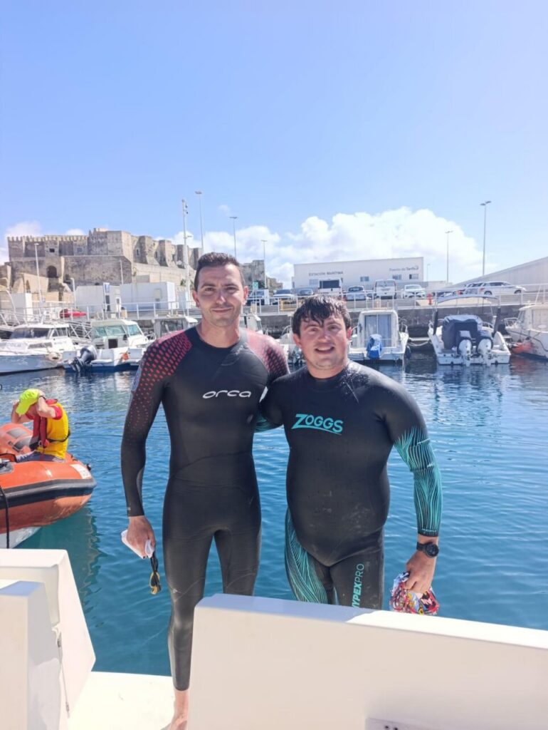 Miguel Ángel Rozas y compañero tras completar el cruce del Estrecho de Gibraltar