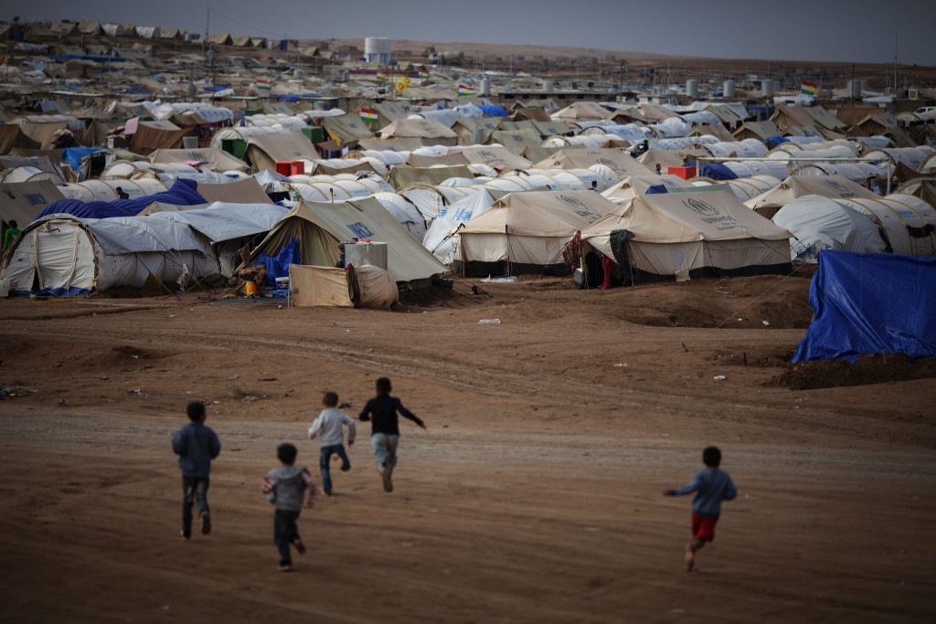 Vista de un campamento de refugiados saharauis en Tinduf con niños corriendo.
