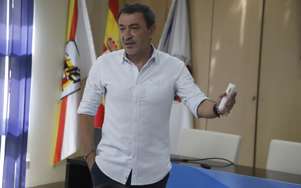 Ponente durante la jornada de actualización para entrenadores de fútbol