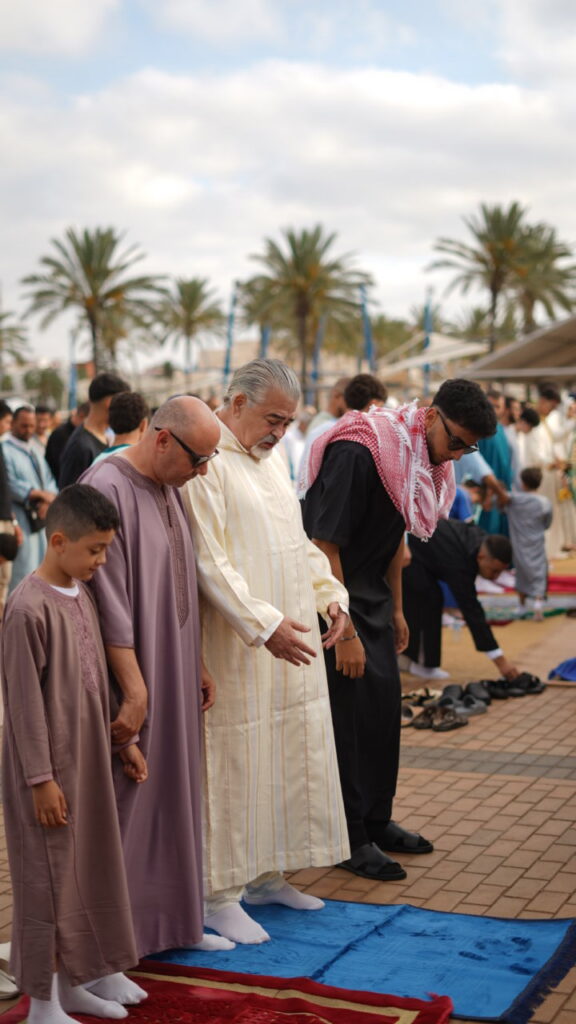Yahya Yahya y otros hombres rezando durante el Eid Al-Adha en Melilla