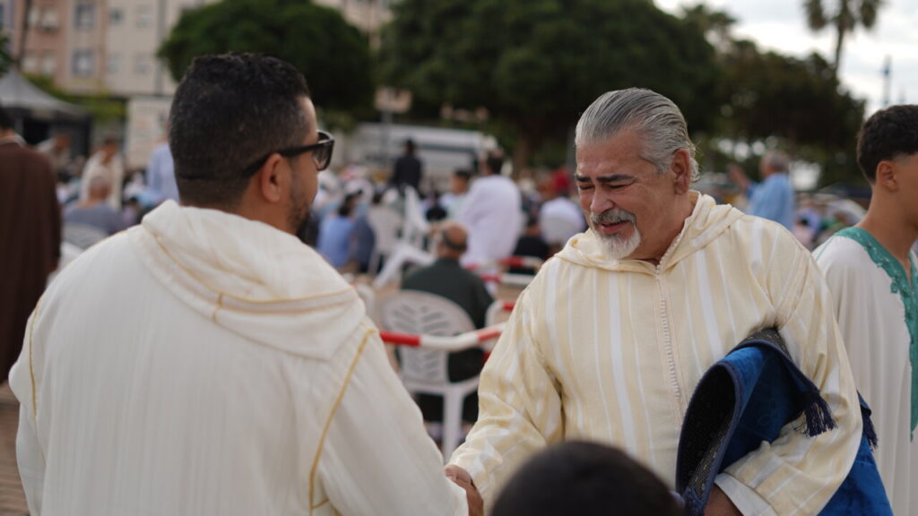 Yahya Yahya saludando a un asistente durante el rezo del Eid Al-Adha en Melilla