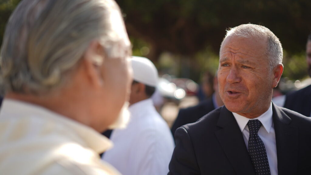 Yahya Yahya conversando durante el rezo del Eid Al-Adha en Melilla.