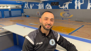 Faisal Salmi, entrenador del Club Balonmano Maravilla Melilla, en el polideportivo