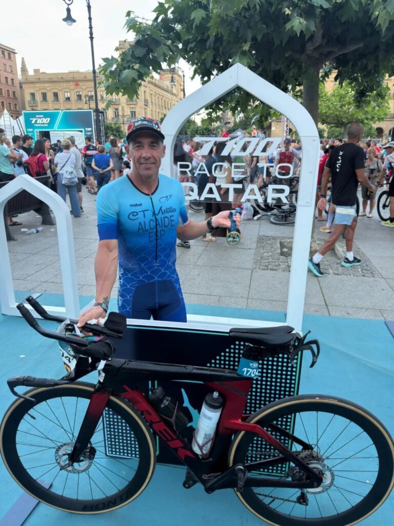 Luismi Ruiz con medalla tras el triatlón en Pamplona