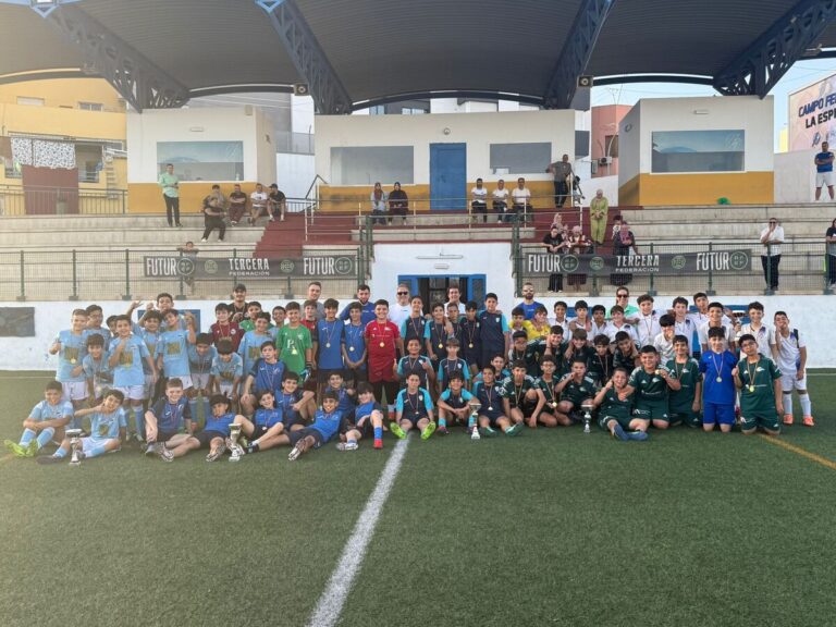 Niños disfrutando del torneo de fútbol en el Campo Federativo de La Espiguera