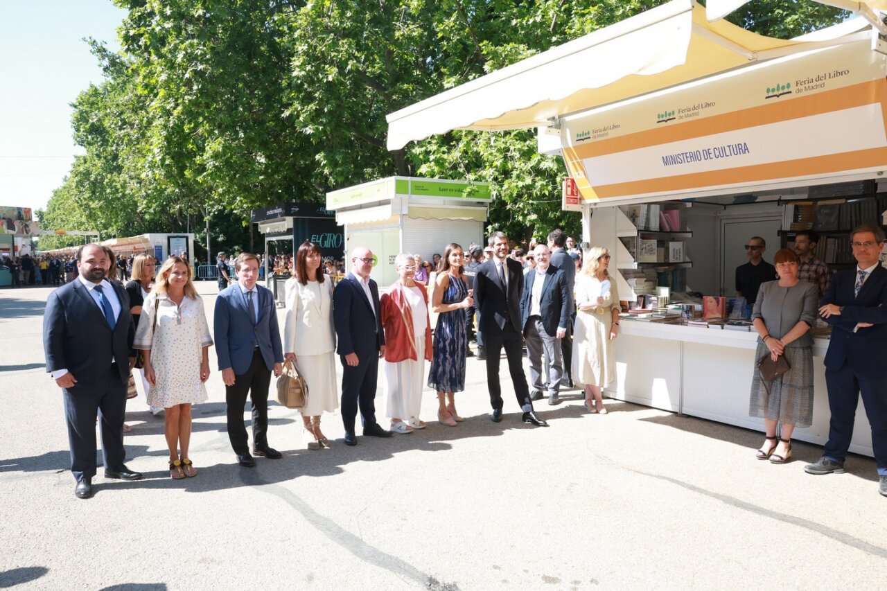 Inauguración de la Feria del Libro de Madrid con la Reina Letizia y asistentes