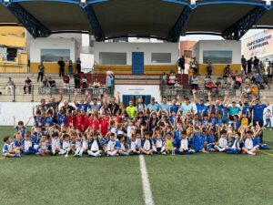 Grupo de niños y entrenadores en el torneo de fútbol escolar