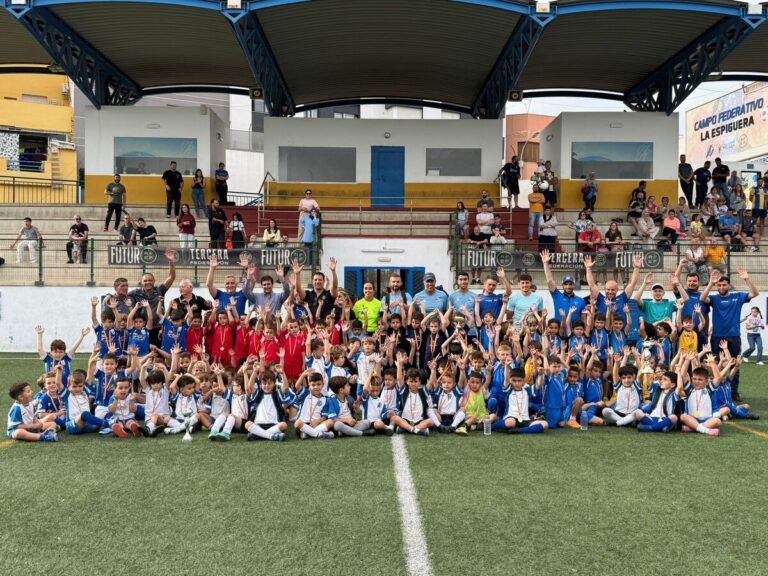 Grupo de niños y entrenadores en el torneo de fútbol escolar