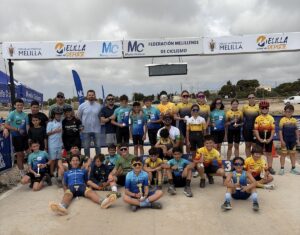 Grupo de niños ciclistas con trofeos en el Trofeo UNED
