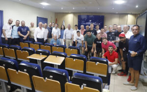 Grupo de entrenadores de fútbol en jornada de actualización