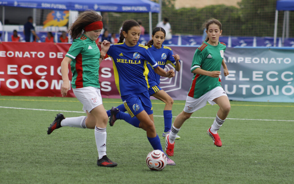 Jugadoras de fútbol compitiendo en el campeonato Sub-12 en Melilla.