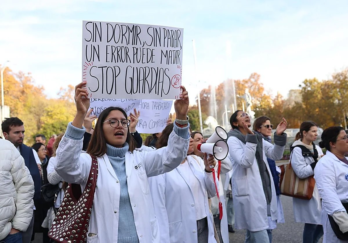 Médicos protestando con pancartas en una huelga nacional