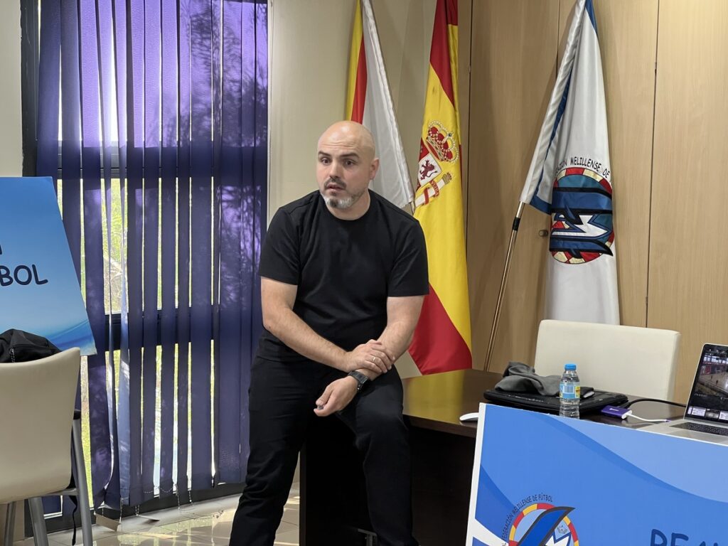 Entrenador hablando en evento sobre fútbol sala femenino