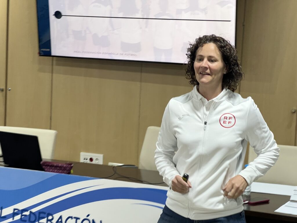 Entrenadora presentando en jornada de reciclaje de fútbol sala femenino