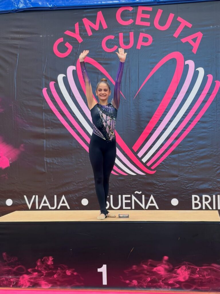 Gimnasta del Club Ágora en el Gym Ceuta Cup mostrando su medalla