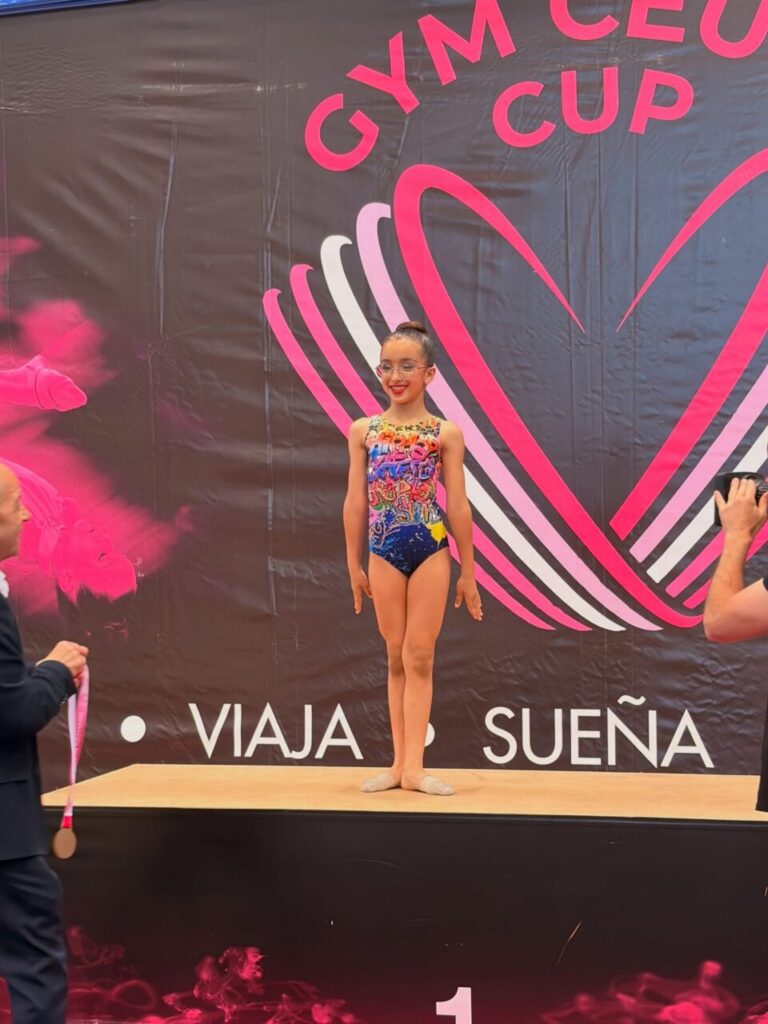 Gimnasta del Club Ágora en el podio del Gym Ceuta Cup