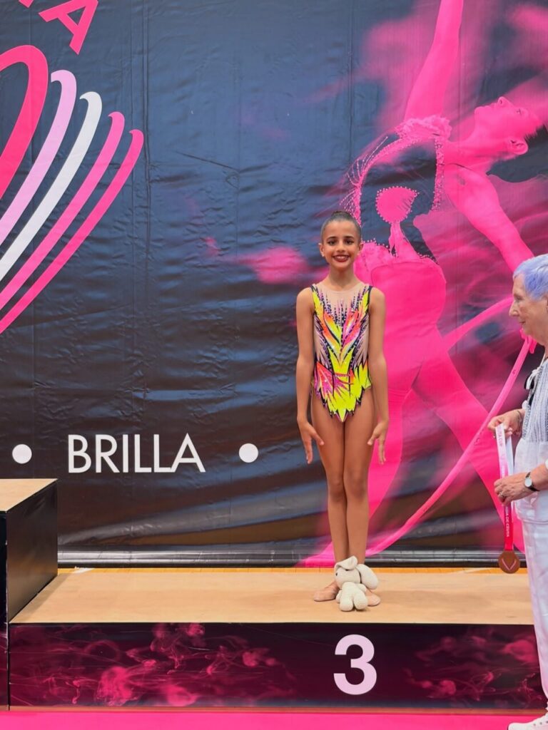 Gimnasta del Club Ágora en podio con medalla de bronce