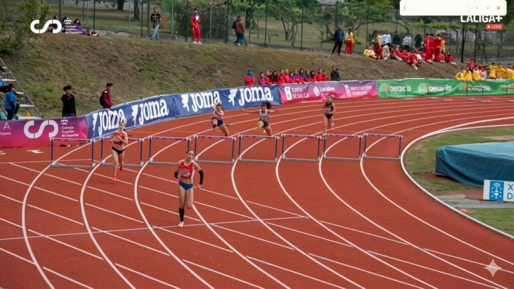 Atletas compitiendo en una carrera de vallas en el campeonato de España Sub-16