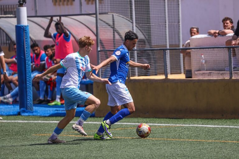 Partido de fútbol entre U.D. Melilla B y C.D. Huétor Tájar en el campo.