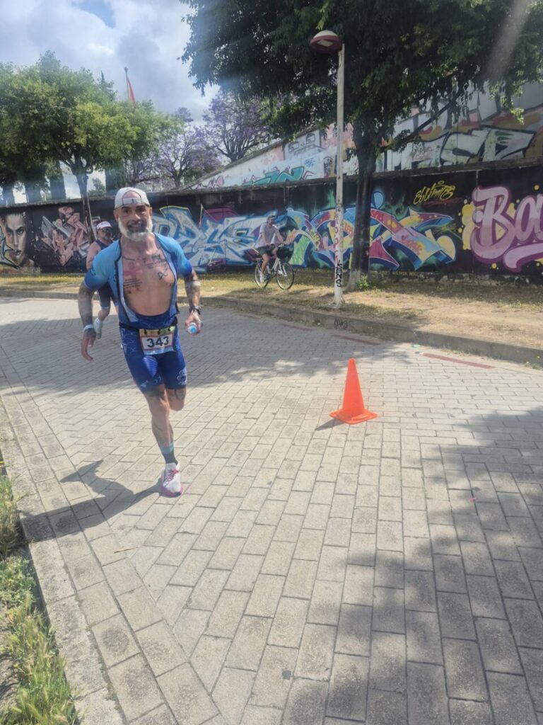 Julio Gutiérrez corriendo en el Triatlón Media Distancia de Sevilla