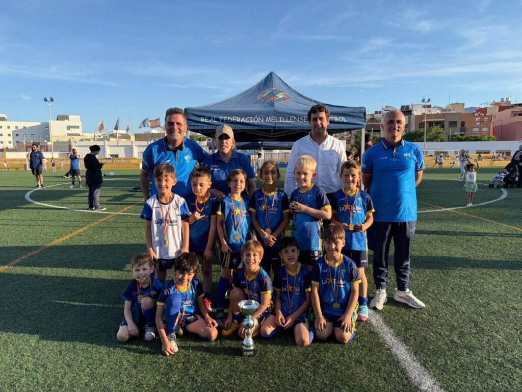 Niños y entrenadores en el torneo de fútbol Prebenjamín en La Espiguera
