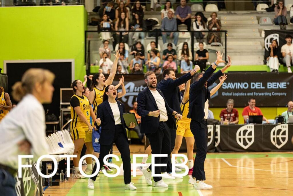 Entrenadores y jugadores del MCD La Salle animando durante un partido de baloncesto