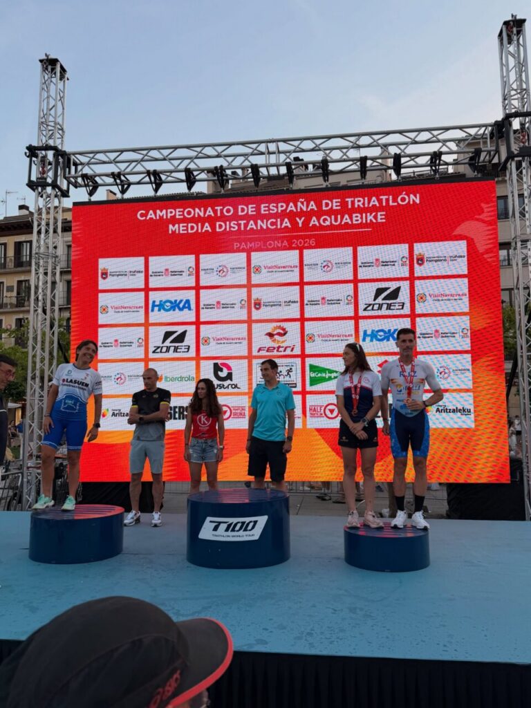 Luismi Ruiz en el podio del triatlón en Pamplona con medalla
