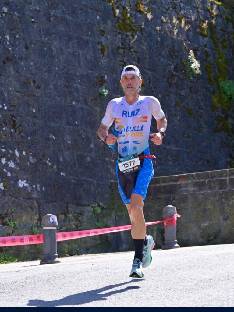 Luismi Ruiz corriendo en el triatlón de Pamplona con su camiseta del Club Triatlón Melilla.
