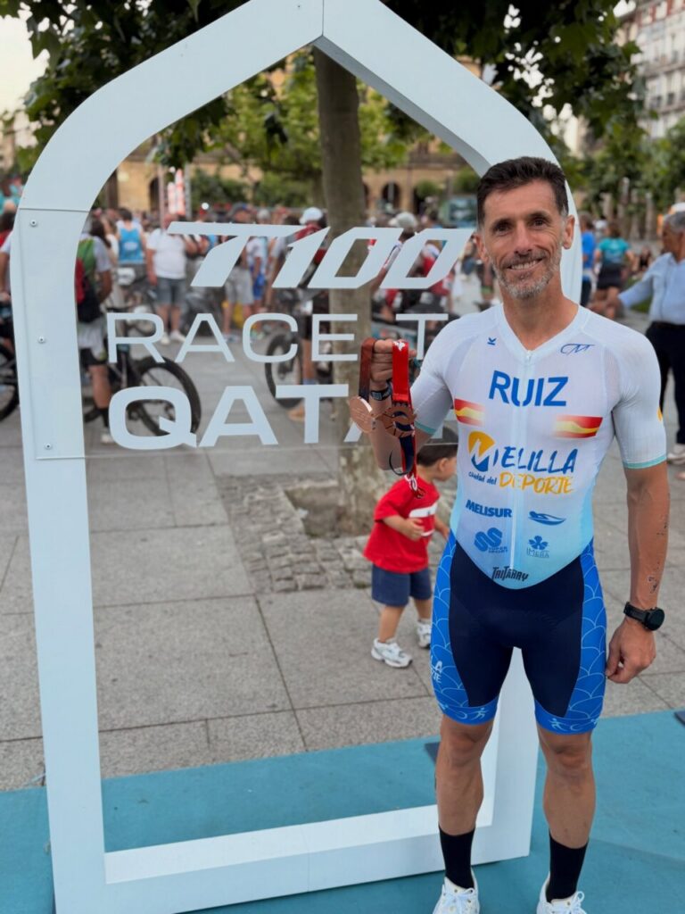 Luismi Ruiz con medalla en el T100 Triathlon Pamplona