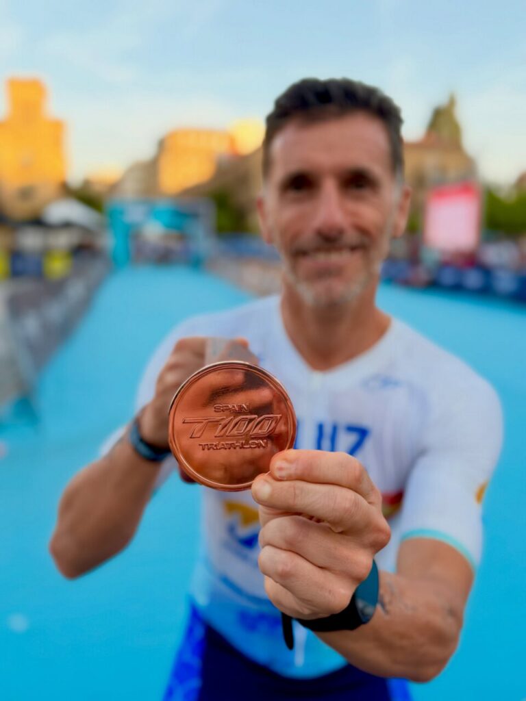 Luismi Ruiz mostrando su medalla de bronce tras el triatlón en Pamplona