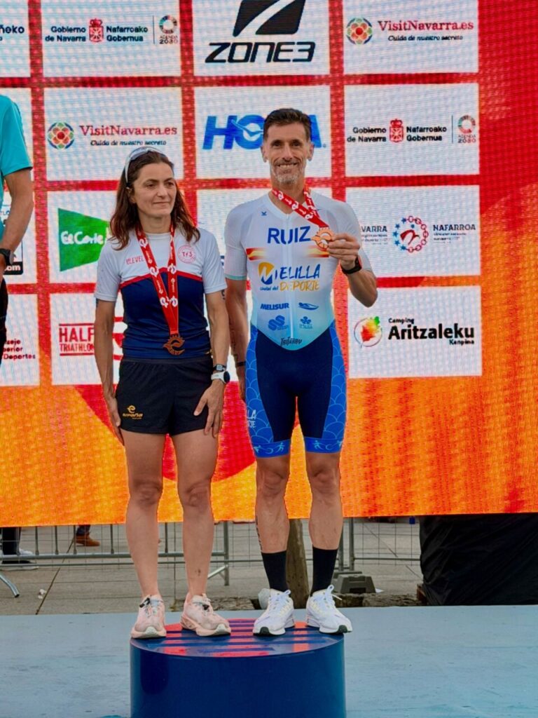 Luismi Ruiz en el podio del triatlón de Pamplona con medalla