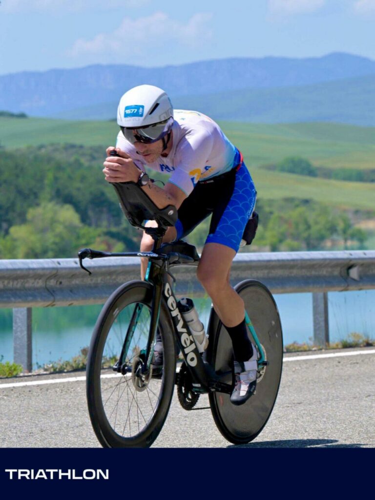 Luismi Ruiz compitiendo en el triatlón de Pamplona en bicicleta.