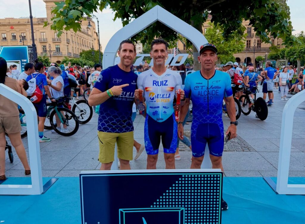 Luismi Ruiz y Fali Alcaide celebrando su éxito en el triatlón de Pamplona